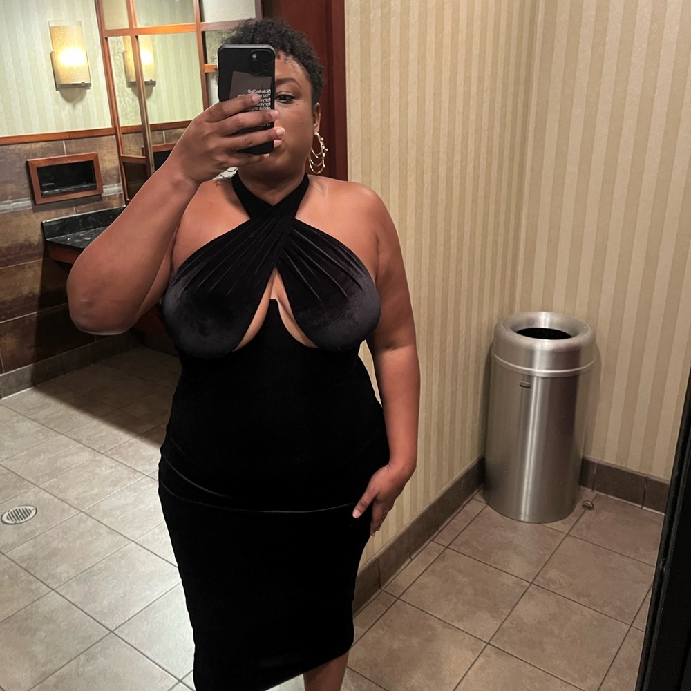 Elegant Black Midi Dress - Picture 2 of 5